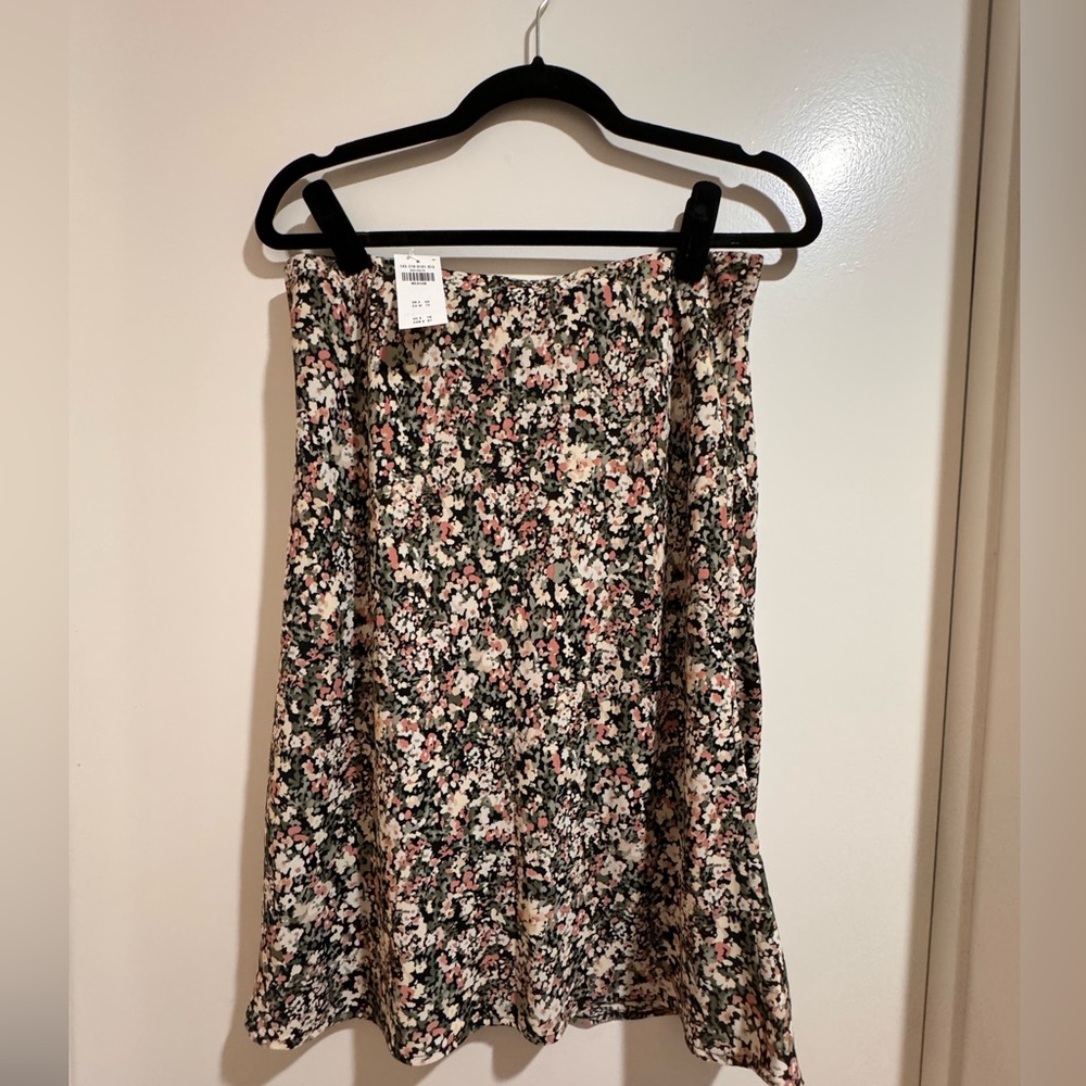 Brand new Abercrombie Slinky Floral midi skirt. Perfect for spring. Size M.